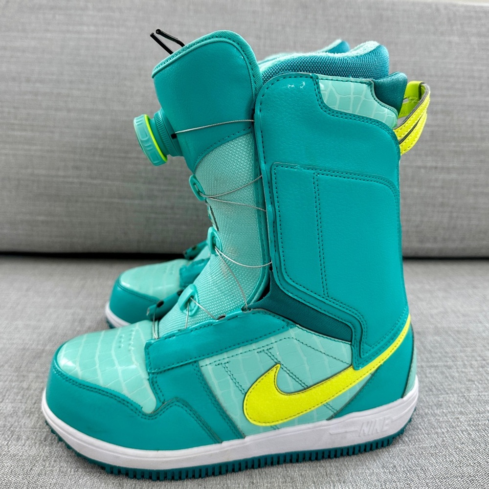 Nike SB snowboard boots Women’s US 7.5 in color turquoise / teal